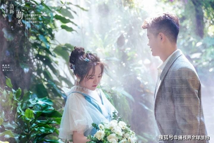 赵露思化秋日小熊妆清纯甜美 与狗狗互动好有爱