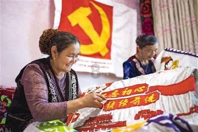 “钢琴大叔”从工地到街头到春晚，这是奋斗者最美的礼赞